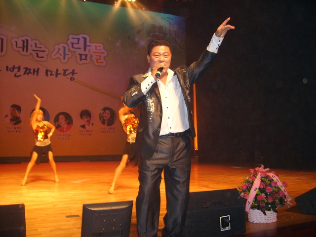 큰소리내는사람들 이미지