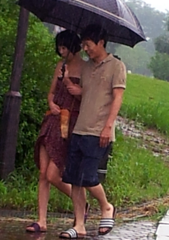 우산속 이미지