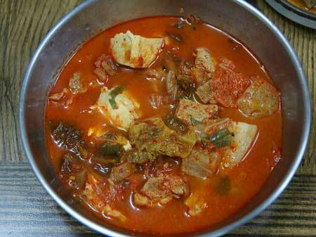 돼지고기듬뿍넣은김치찌개 이미지
