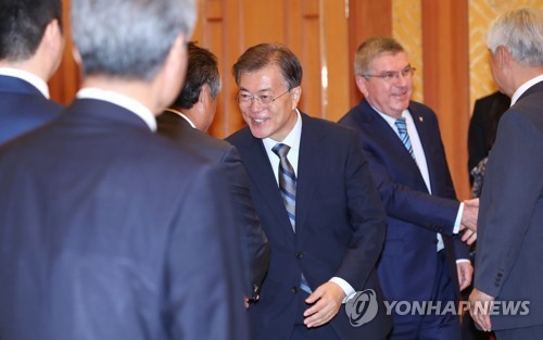 IOC 위원장 만난 문대통령.jpg | 인스티즈