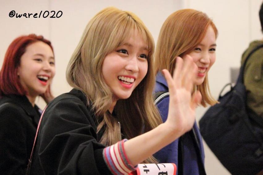 데뷔후 첨으로 일본에 공연하러 간 트와이스 모모링 하네다 공항 입국사진 | 인스티즈