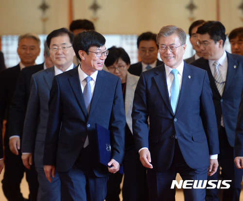 오늘 문재인 대통령과 김상조 공정위위원장 임명장 수여식 .jpg | 인스티즈