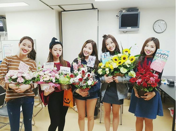 채경이랑 에이프릴 같이 찍은 사진 모음 | 인스티즈