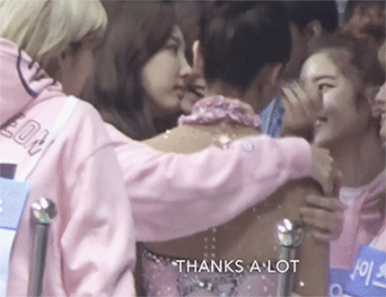 펭귄쓰담쓰담하는 나연이 | 인스티즈