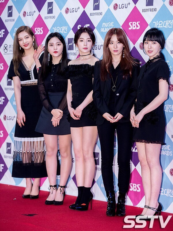 블랙컨셉 고수하는 레드벨벳 | 인스티즈