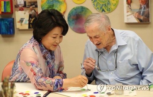 미국 워싱턴 노인복지센터에 방문한 김정숙 여사.jpg | 인스티즈