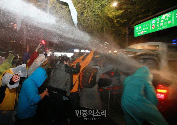 흙오이 방지를 위한 물대포 직빵으로 쏘는 경찰들 박제 | 인스티즈