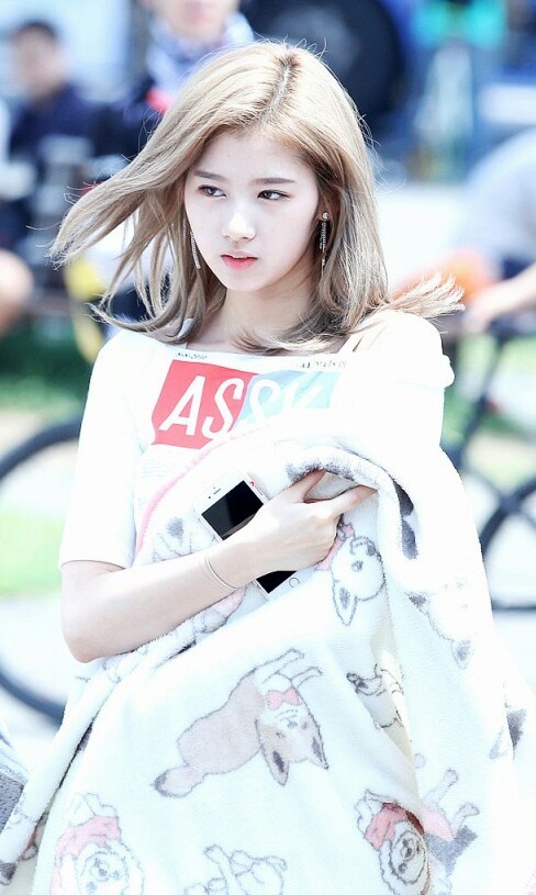 96년생 강아지상 여자아이돌 .gif | 인스티즈