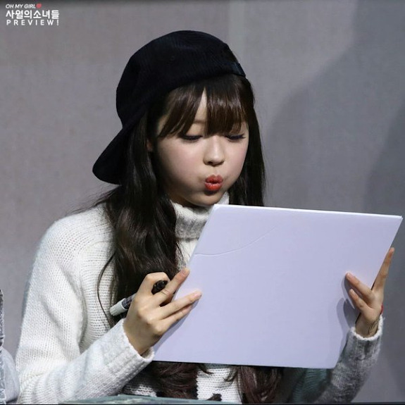 모자가 너무 큰 오마이걸 유아.gif | 인스티즈
