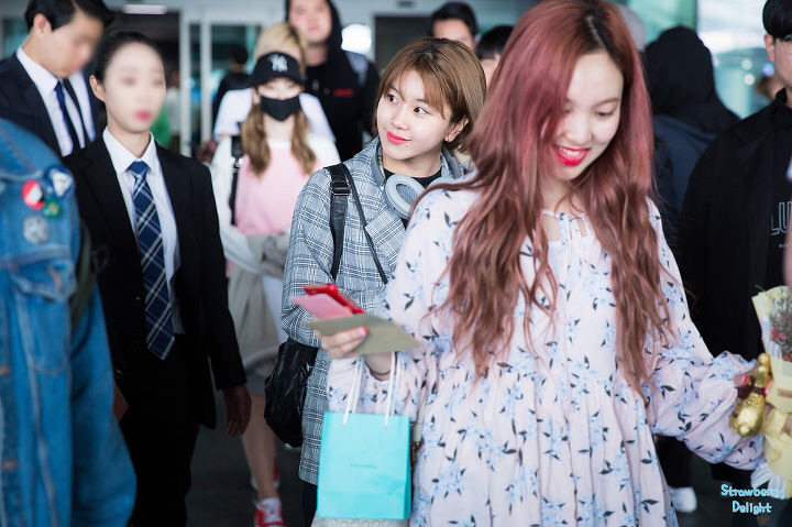 싱가폴 콘서트마치고 170430 입국한 트와이스 채영+미나 | 인스티즈