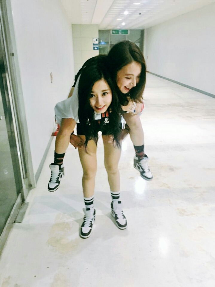 방금자 채영이 업은 쯔위ㅋㅋ | 인스티즈