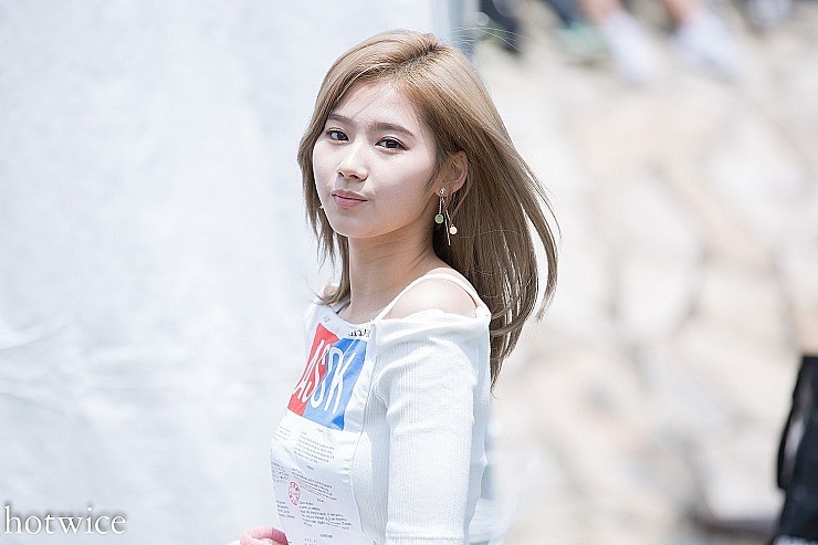 메이크업 수정 받는 사나.jpg | 인스티즈