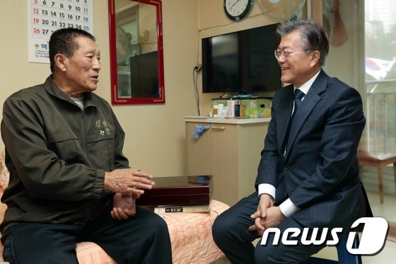 독립운동가 후손에게 절하는 문재인 전 대표 | 인스티즈