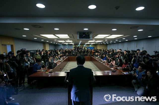 문재인 기자회견 중, 기자 "강경한 기조(퇴진)으로 돌아선게 늦은 이유는 무엇입니까?" | 인스티즈