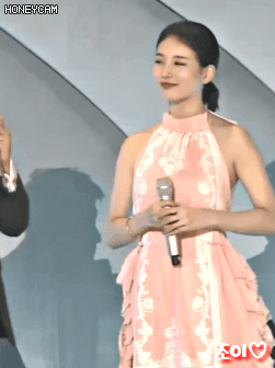 백상예술대상 2부 시작하면서 옷을 갈아입고 온 수지 현황.gif | 인스티즈