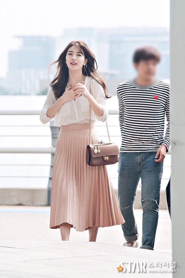기자에게 인사하는 수지 | 인스티즈