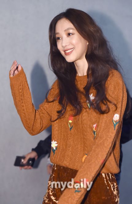 오늘자 정려원 | 인스티즈