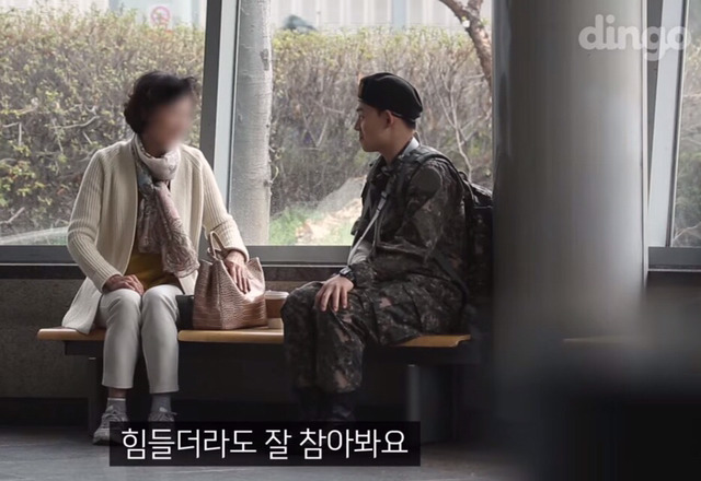 팔다친 군인이 전투화를 묶어달라고 부탁한다면? | 인스티즈