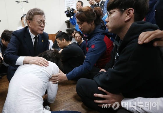 문재인 후보 삼성조선소 크레인 사고 유가족 빈소 방문 | 인스티즈