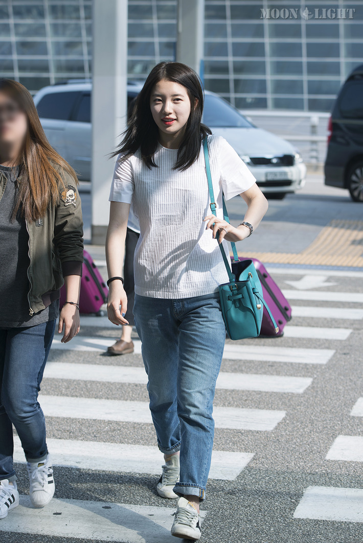 공항에서 만난 어머님이 사진 찍자니까 포즈 취하는 수지 | 인스티즈