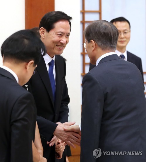 문재인 대통령 송영무 국방부 장관에게 임명장 수여.jpg | 인스티즈
