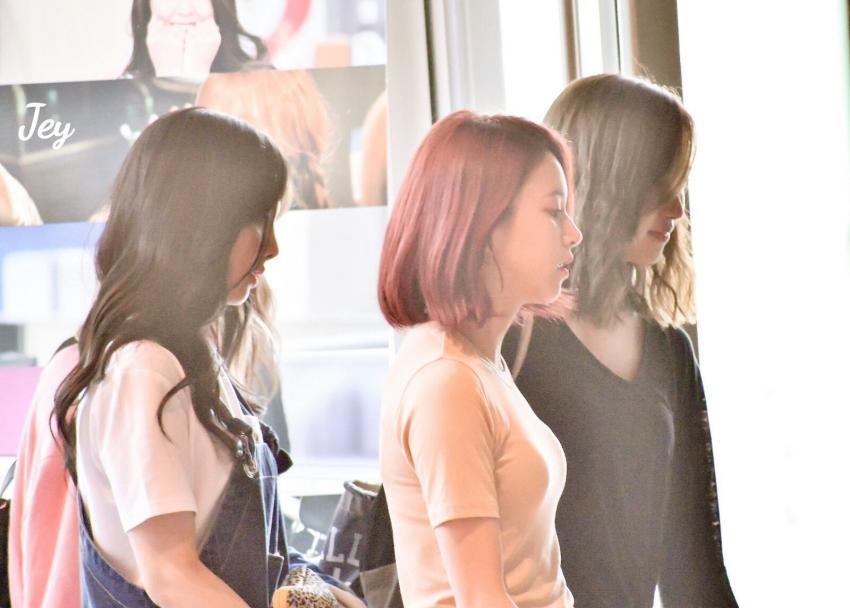 [트와이스] 오늘 엠카운트다운 트와이스 출근 사진들.jpg | 인스티즈