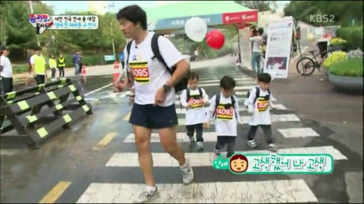 [슈퍼맨이돌아왔다] 무서워하는 만세를 데리러가는 민국이.jpg | 인스티즈