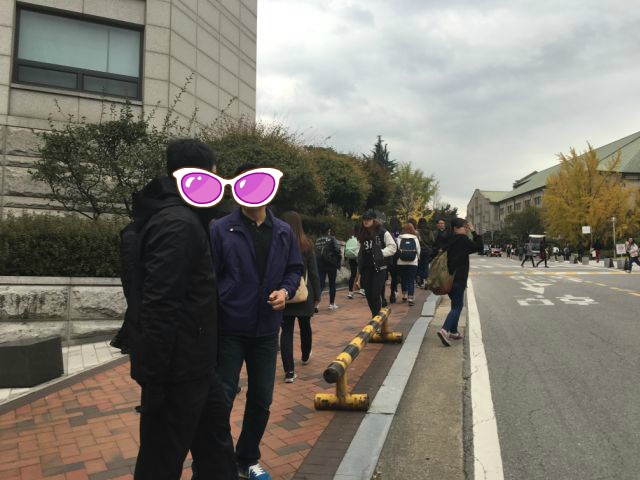 이화여대 대강당 앞 사복경찰들대통령 들어오고 김을동 나경원의원도 왔대^^(사진) | 인스티즈