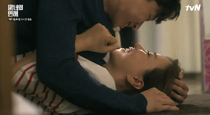연하남친과 키스 중에 연하남과 연애중인 엄마가 찾아왔다.gif | 인스티즈
