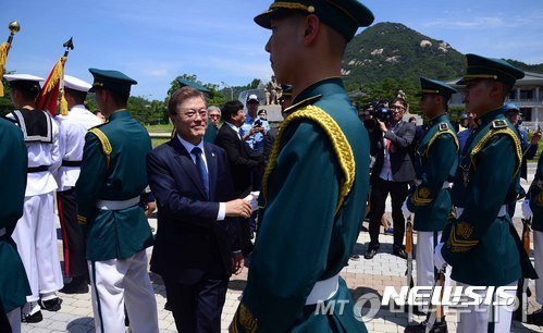 文대통령이 靑 분수대 광장에서 갑자기 차를 세운 까닭은? | 인스티즈