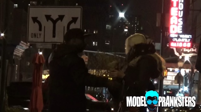 한 밤중에 뉴욕에서 술 취한 여자가 비틀거릴때 미국남들 반응 | 인스티즈