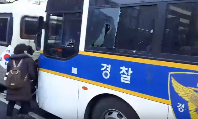 현재 기물파손 시작한 박사모 ㄷㄷㄷㄷJPG | 인스티즈