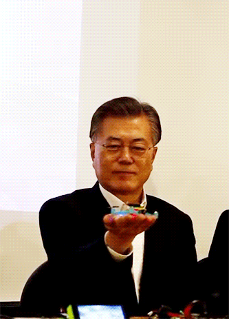 드론이랑 노는 애기같은 달님.gif | 인스티즈