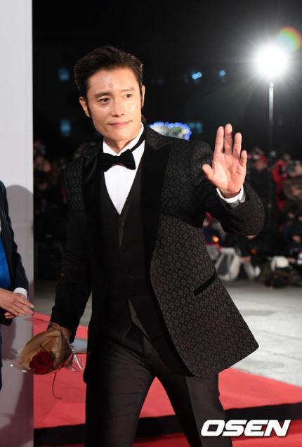 오늘자 청룡영화상 레드카펫 이병헌 | 인스티즈