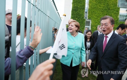 메르켈 총리 만난 문 대통령.jpg | 인스티즈