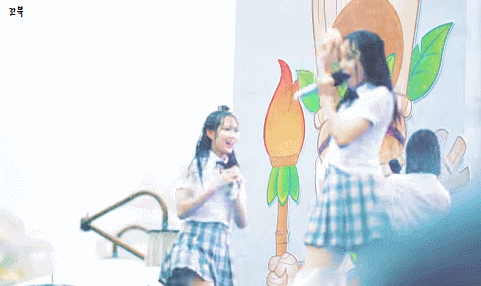 폭우와 싸우는 여자친구.gif | 인스티즈