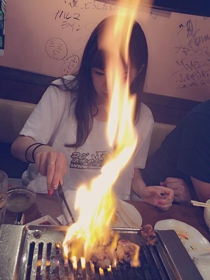 회식하는데 이런 여직원이 고기를 태운다면? | 인스티즈