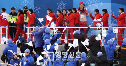 북한 응원단 격려하는 남한.jpg | 인스티즈