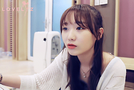 러블리즈 수정이가 삐졌을때.gif | 인스티즈