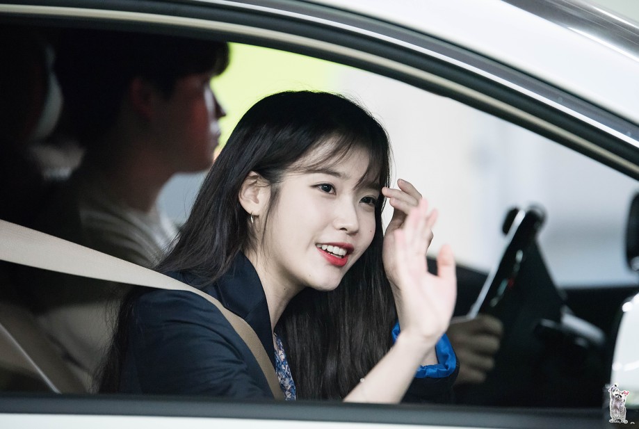 귀엽고 이쁜데 섹시하기까지한 아이유.jpgif | 인스티즈
