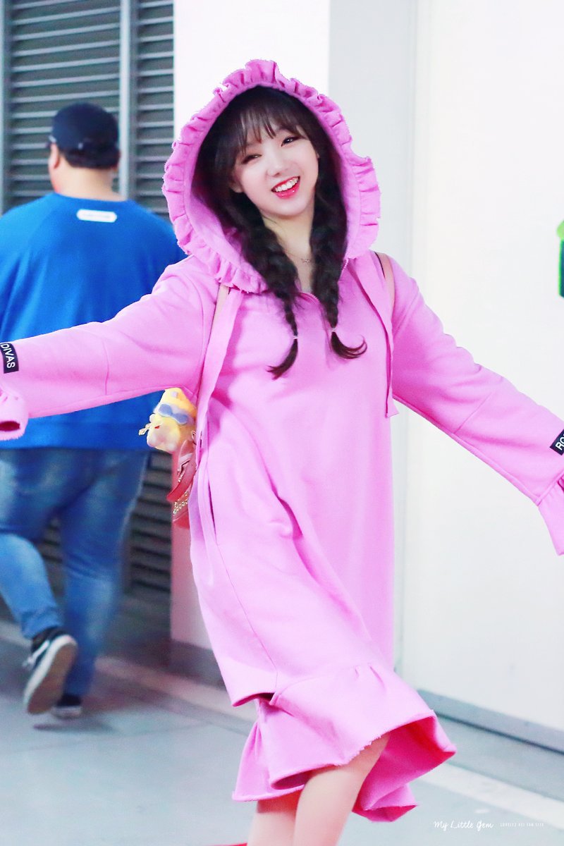 러블리즈 케이의 독특한 공항 패션.jpg | 인스티즈