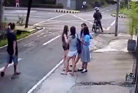 등 떠미는 친구의 손길 | 인스티즈