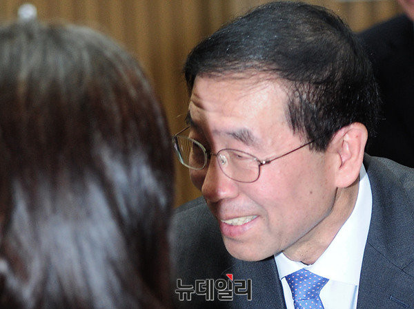 ??? : 저남자에요!! 저남자가 절위아래로 훑어봤어욧!!! | 인스티즈
