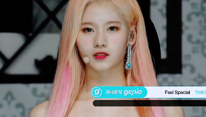 여전히 사람홀리는 사나의 눈빛ㄷㄷㄷ.gif | 인스티즈