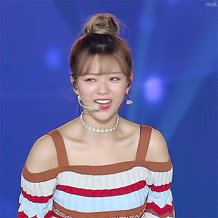 어제자 코뮤페에 똥머리하고 나타난 트와이스 정연.gif | 인스티즈