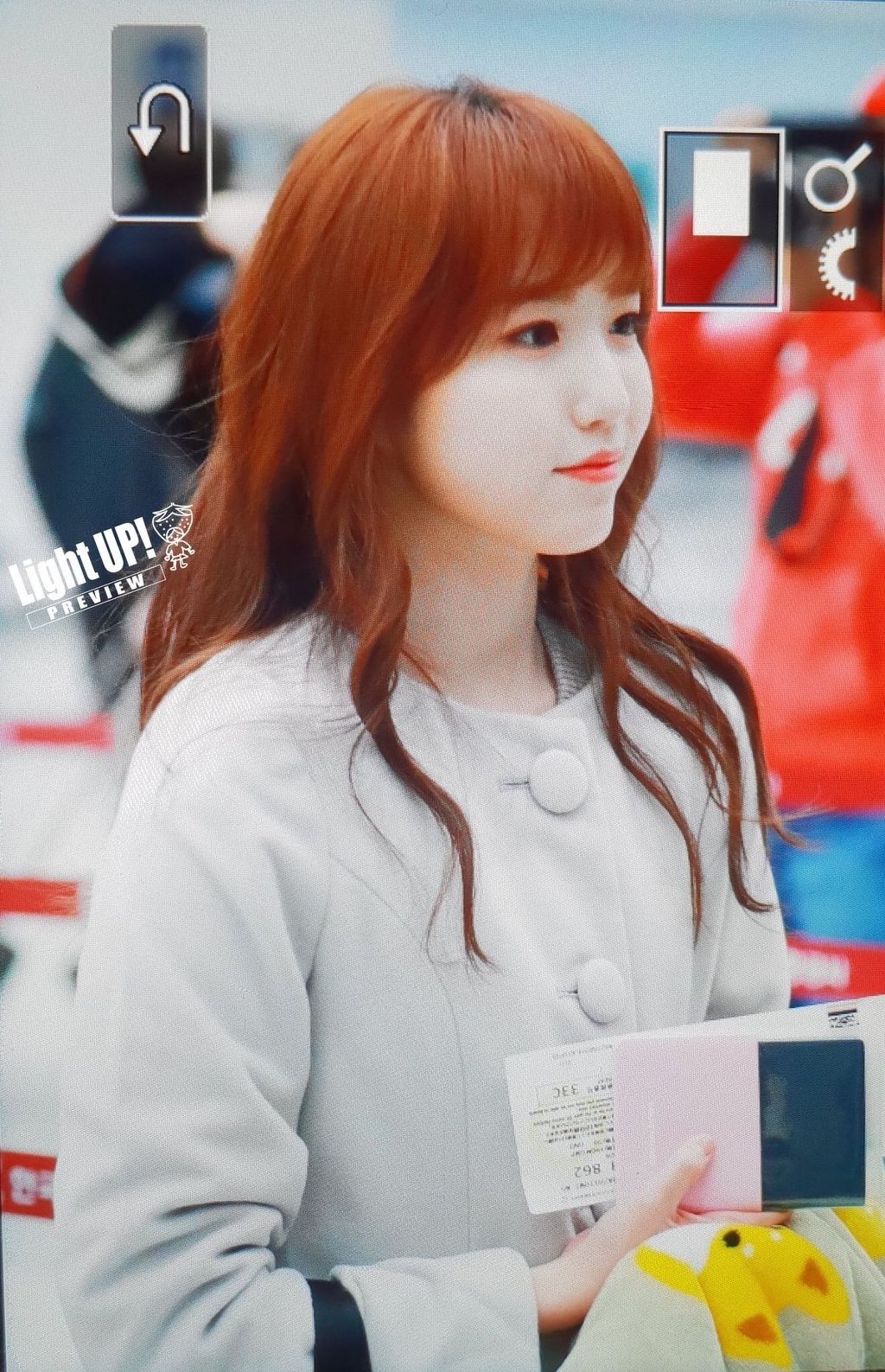 [아이즈원] 오늘자 출국하는 하얀 히토미.jpg | 인스티즈