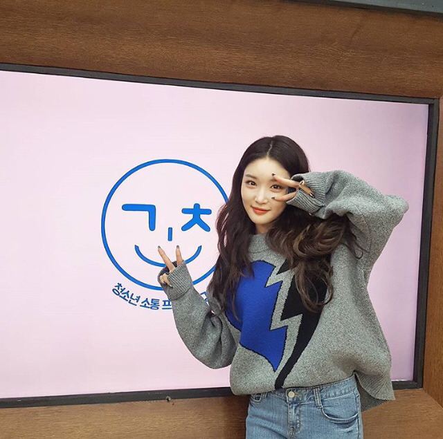 라디오 진행하는 청하.jpg | 인스티즈