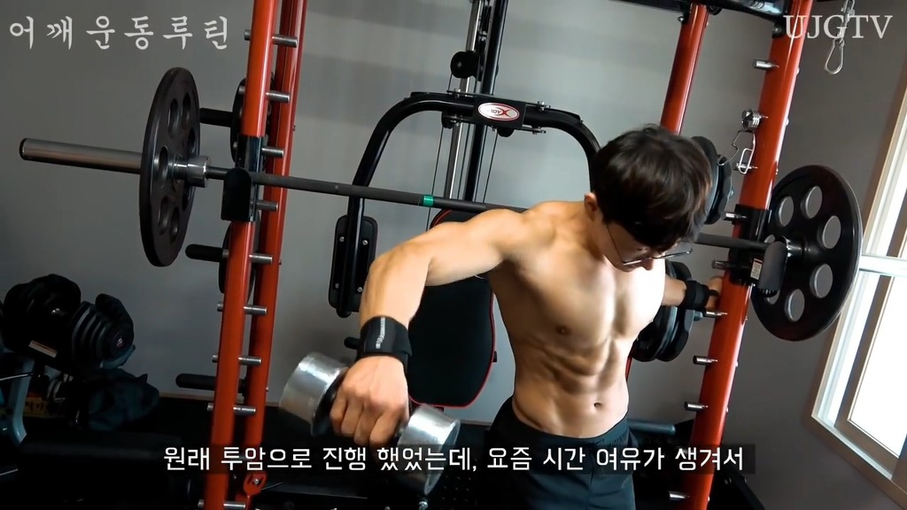 어떤 직장인 운동 유튜버의 어깨운동 방법 ㅎㄷㄷ;;.JPG | 인스티즈