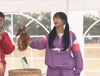 강아지랑 뽀뽀하는 오마이걸 유아.gif | 인스티즈