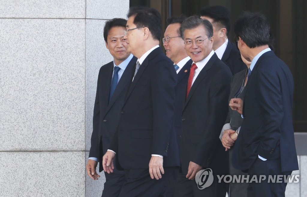 인도네시아로 출국한 문재인 대통령과 김정숙 여사 | 인스티즈